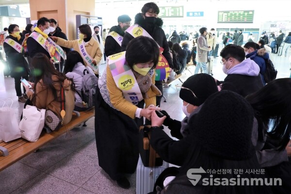 이정미 대표가 귀성객들에게 인사를 하고 있다. [사진 / 오훈 기자]
