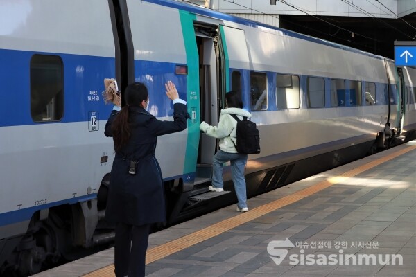 귀성객들이 열차에 탑승하기 위해 이동하고 있다. [사진 / 오훈 기자]
