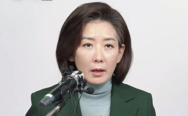 국민의힘 나경원 전 의원이 25일 서울 여의도 중앙당사에서 기자회견을 열고 오는 3.8 전당대회에 불출마할 것을 선언했다. 사진 / 권민구 기자