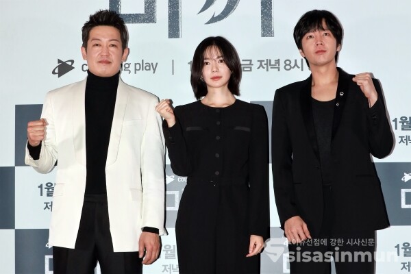 허성태, 이엘리야, 장근석이 포토타임을 가지고 있다. [사진 / 오훈 기자]