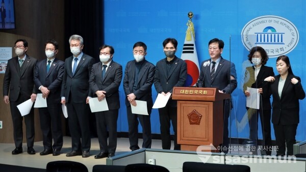 더불어민주당 양이원영 의원, 김정호 의원, 이용선 의원, 강득구 의원, 김회재 의원, 이용빈 의원, 김한정 의원 등이 기자회견을 하고 있다. [사진 / 오훈 기자]