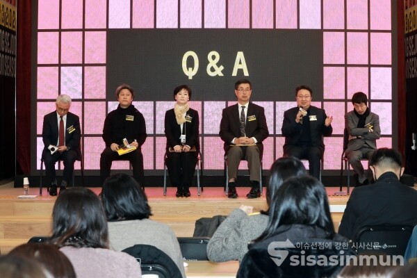 세종문화회관 안호상 사장을 비롯해 서울시국악관현악단 김성국 단장, 서울시무용단 정혜진 단장, 서울시뮤지컬단 김덕희 단장, 서울시합창단 박종원 단장, 서울시극단 고선웅 단장 [사진 / 오훈 기자]