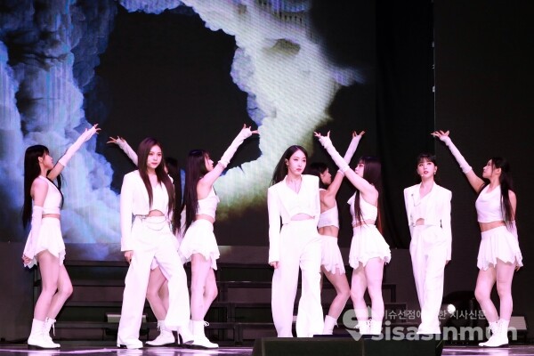 그룹 VIVIZ가 신곡무대를 선보이고 있다. [사진 /오훈 기자]