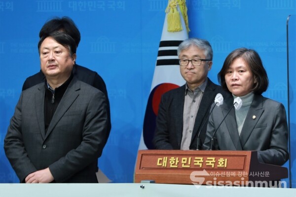 강민정 의원과 전국교수노동조합, 전국국공립대학교수노동조합 등 교수단체 관계자들이 기자회견을 하고 있다. [사진 / 오훈 기자]