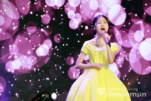 가수 김다현이 신곡무대를 선보이고 있다. [사진 / 오훈 기자]