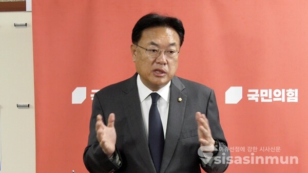 정진석 국민의힘 비상대책위원장이 21일 비상대책위원회 회의 뒤 백브리핑을 하고 있다. 사진 / 권민구 기자