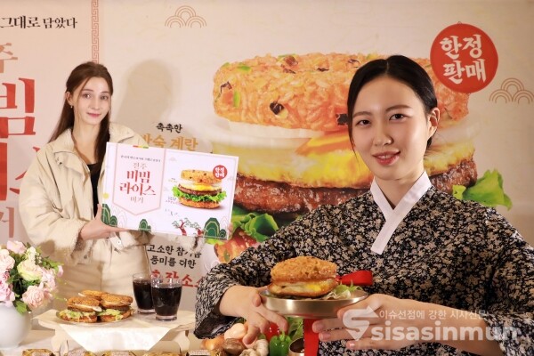 모델들이 신제품을 들고 포즈를 취하고 있다. [사진 /오훈 기자]