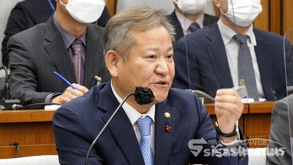 이상민 행정안전부 장관이 6일 오전 서울 여의도 국회에서 열린 '이태원 참사 진상규명과 재발방지를 위한 국정조사 2차 청문회'에서 의원 질의에 답하고 있다. 사진 / 권민구 기자