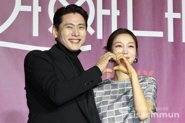 배우 유태오, 김옥빈이 포즈를 취하고 있다. [사진 / 오훈 기자]