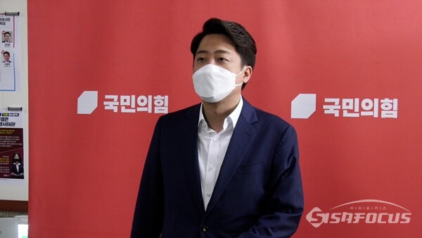 이준석 국민의힘 전 대표가 국회에서 백브리핑을 하고 있는 과거 모습. 사진 / 권민구 기자