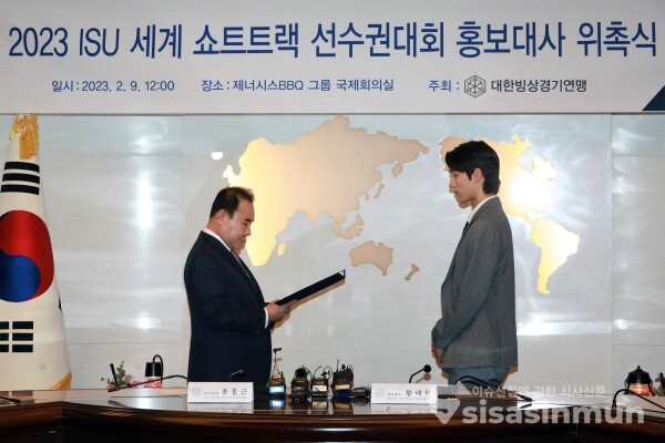 윤홍근 대한빙상경기연맹 회장이 황대헌 선수와 기념촬영을 하고 있다. [사진 /오훈 기자]