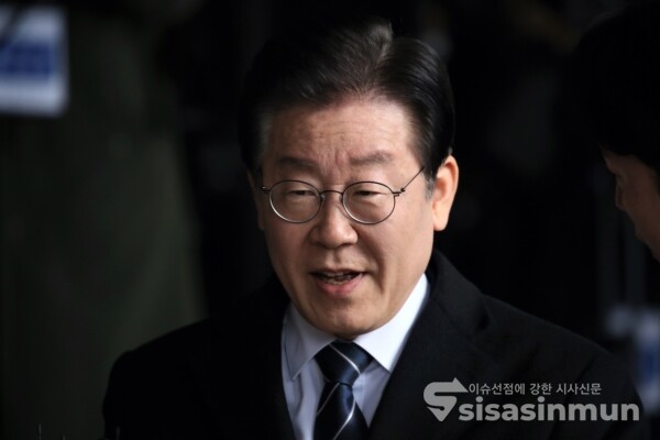 이재명 대표가 서울중앙지검에 출석하고 있다.