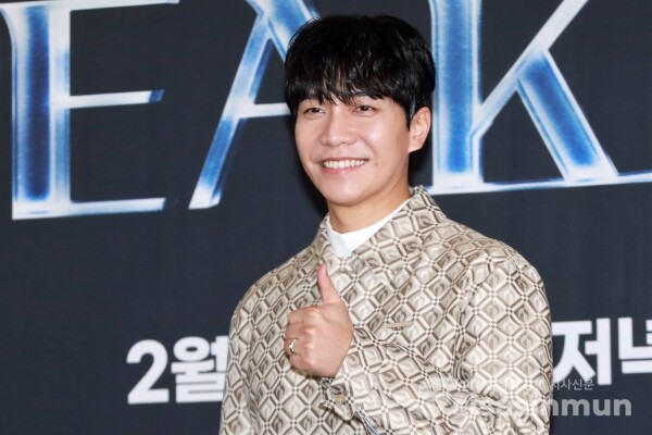 가수 겸 배우 이승기가 포토타임을 갖고 있다. [사진 / 오훈 기자]