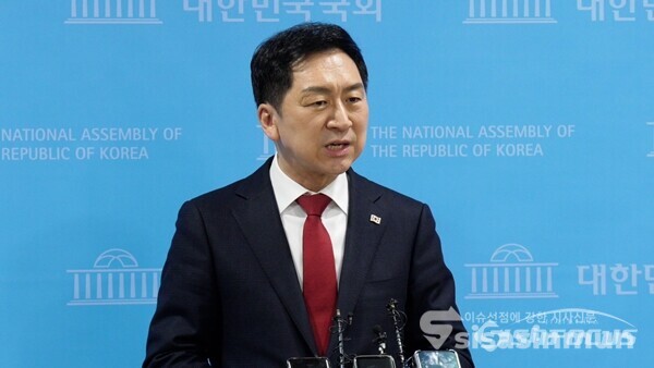 김기현 국민의힘 당 대표 후보가 9일 전국 청년위원장 협의회와 함께 국회 소통관에서 기자회견을 가진 뒤 백브리핑을 하고 있다. 사진 / 권민구 기자