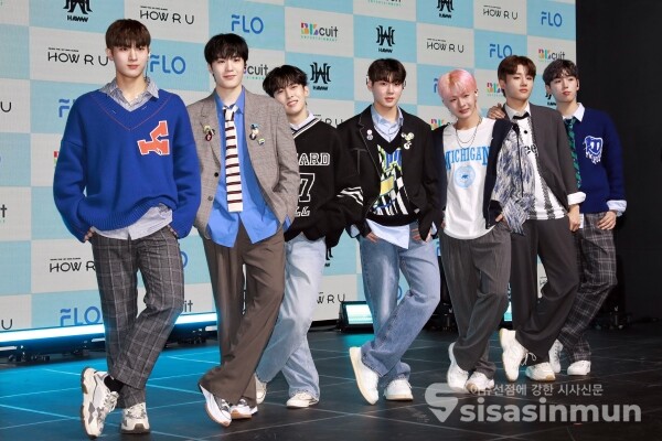 보이그룹 하우가 포토타임을 갖고 있다. [사진 / 오훈 기자]