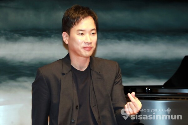 음악감독 정재일이 포토타임을 가지고 있다. [사진 / 오훈 기자]