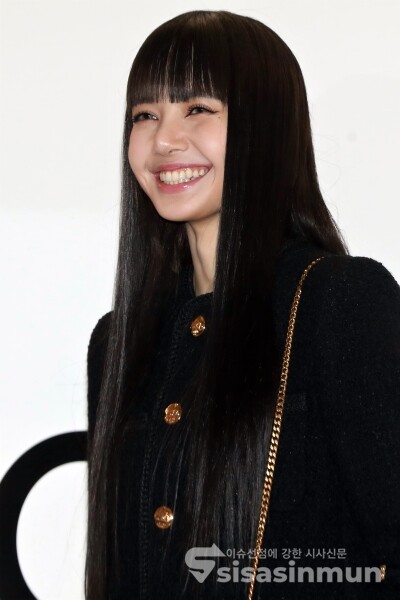 블랙핑크 리사가 포즈를 취하고 있다. [사진 / 오훈 기자]