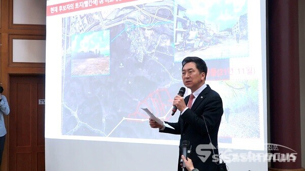 국민의힘 당 대표 후보 김기현 의원이 23일 오전 서울 여의도 국회 의원회관에서 연일 의혹이 제기되는 'KTX울산역 연결도로 임야' 관련 기자회견을 하고 있다. 사진 / 권민구 기자