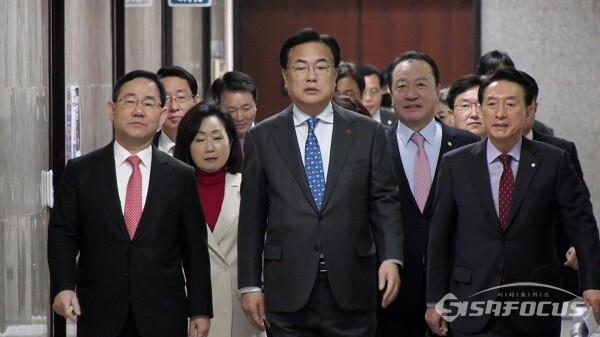 국민의힘 정진석 비상대책위원장과 주호영 원내대표를 비롯 관계자 의원들이 6일 오전 서울 여의도 국회에서 열린 국민의힘 비상대책위원회의를 하고 있다. 사진 / 권민구 기자