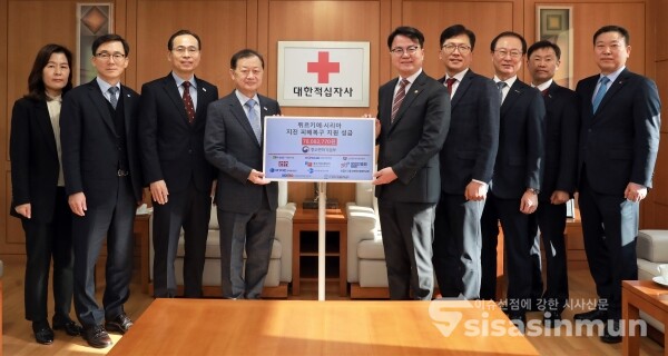 조주현 중소벤처기업부 차관(오른쪽)이 27일 신희영 대한적십자사 회장에게 구호 성금을 전달하고 기념촬영을 하고 있다. [사진 / 오훈 기자]