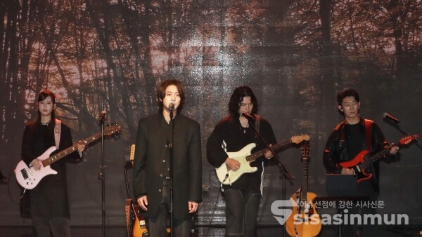 가수 김현중이 신곡무대를 선보이고 있다. [사진 /오훈 기자]