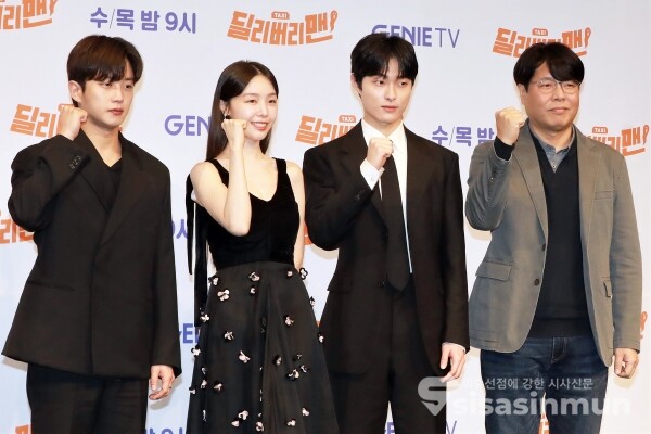 배우 김민석, 방민아, 윤찬영, 강솔 감독이 포토타임을 가지고 있다. [사진 / 오훈 기자]