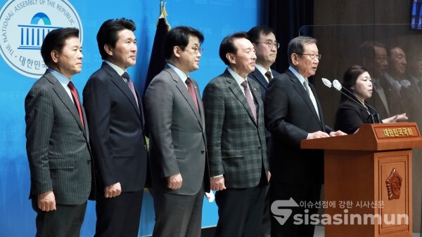 유흥수 선거관리위원장이 기자회견을 하고 있다. [사진 / 오훈 기자]