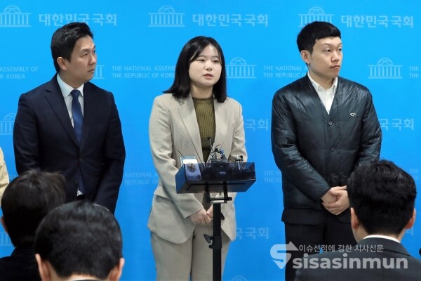 박지현 전 비상대책위원장이 취재진의 질의에 답하고 있다. [사진 / 오훈 기자]