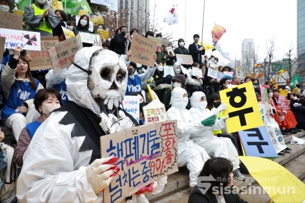 후쿠시마 핵사고 12년 탈핵행진 준비위원회 등 전국 시민사회단체 관계자들이 '탈핵 행동의 날' 행사를 하고 있다. [사진 /오훈 기자]