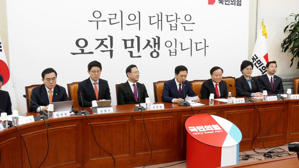 국민의힘 지도부가 13일 국회에서 열린 최고위원회의에서 이재명 대표의 측근 사망 책임론을 꺼내들며 이 대표에게 일제히 사퇴를 촉구했다. (왼쪽부터) 태영호 최고위원, 김병민 최고위원, 주호영 원내대표, 김기현 당대표, 김재원 수석최고위원, 조수진 최고위원, 장예찬 청년최고위원. 사진 / 권민구 기자