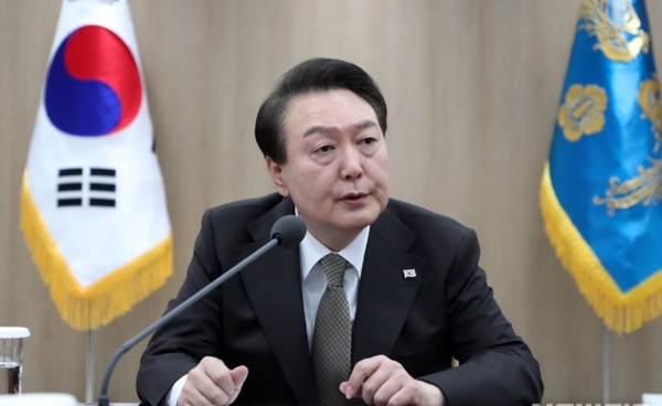 윤석열 대통령이 15일 서울 용산 대통령실 청사에서 열린 제13차 비상경제민생회의를 주재하고 있다. ⓒ뉴시스
