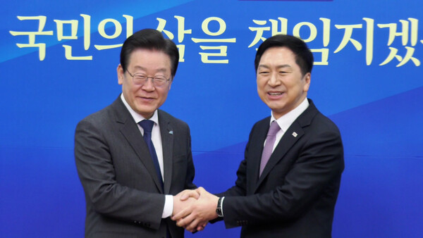 국민의힘 김기현 대표(우)와 더불어민주당 이재명 대표(좌)가 15일 국회 본청 민주당 당대표실에서 첫 회동을 가지면서 민생 분야에서 서로 협력할 것을 약속했다. 사진 / 권민구 기자