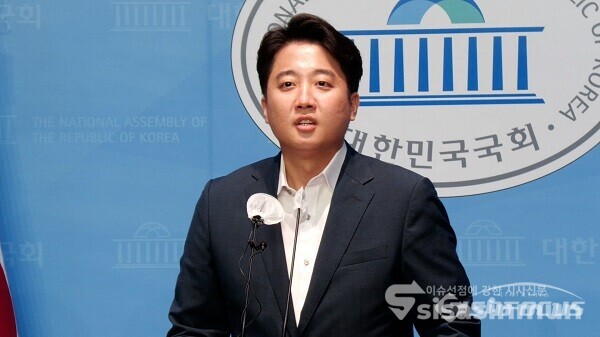 국민의힘 이준석 대표가 13일 오후 서울 여의도 국회 소통관에서 기자회견을 열고  당 비상대책위원회 체제 전환에 대한 가처분 신청 등과 관련해 입장을 밝히고 있다. 사진 / 권민구 기자