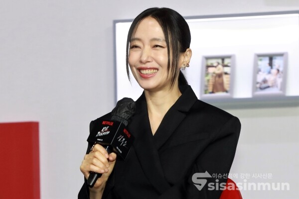 배우 전도연이 취재진의 질문에 답하고 있다. [사진 / 오훈 기자]