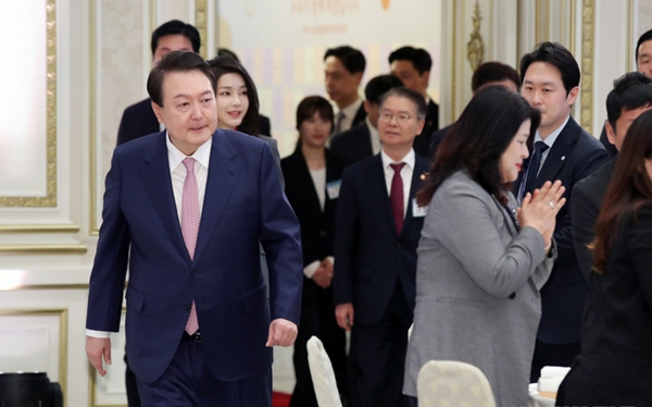 윤석열 대통령과 부인 김건희 여사가 23일 청와대 영빈관에서 열린 복지·노동 현장 종사자 초청 오찬에 입장하고 있다. ⓒ뉴시스