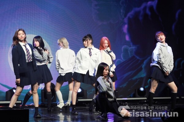 걸그룹 빌리가 신곡무대를 선보이고 있다. [사진 /오훈 기자]