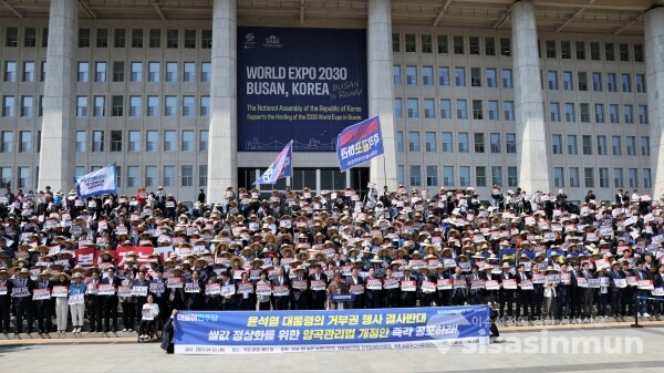 3일 더불어민주당 의원들과 농민·농업인단체 참석자들이 결의대회를 가지고 있다. [사진 / 오훈 기자]