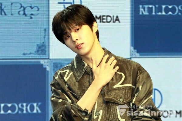 가수 김우석이 포토타임을 가지고 있다. [사진 /오훈 기자]