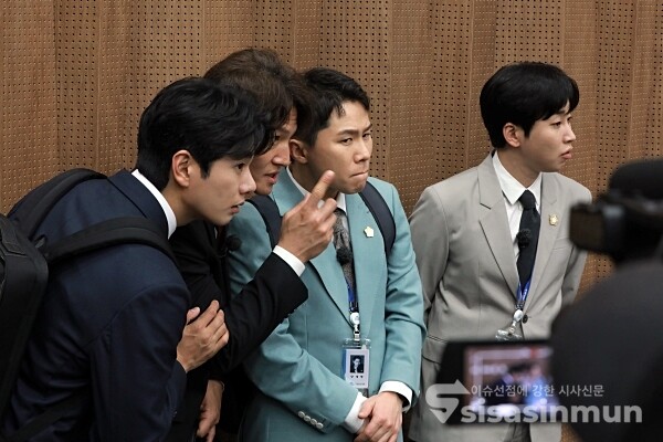 방송인 딘딘·이이경·김종국·양세형이 기자회견장 체험을 하고 있다. [사진 /오훈 기자]