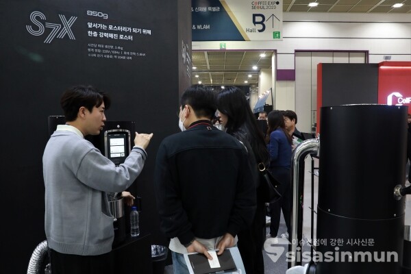 참관객들이 부스를 방문해 제품을 살펴보고 있다. [사진 / 오훈 기자]