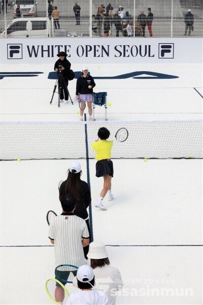 7일 휠라(휠라코리아)의 '2023 화이트오픈 서울'에서 참가자들이 원포인트 레슨을 받고 있다. [사진 /오훈 기자]