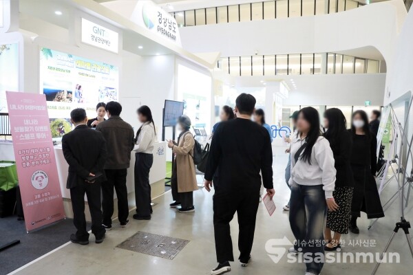 관람객들이 전시장을 둘러보고 있다. [사진 /오훈 기자]