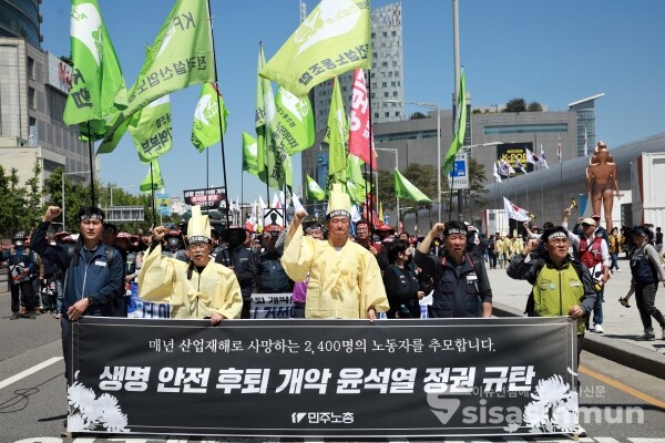 19일 민주노총 조합원들이 결의대회를 하기 위해 행진하고 있다. [사진 / 오훈 기자]