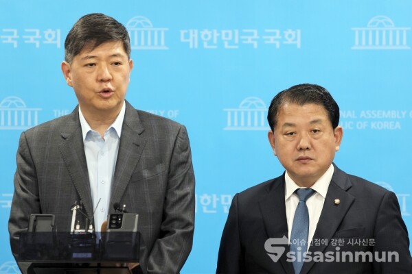 20일 김홍걸(무소속) 의원, 김병주 의원이 질의응답을 하고 있다. [사진 /오훈 기자]