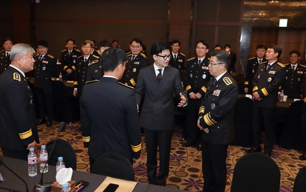 21일 전국 교정기관장 회의에서 한동훈 법무부장관(좌)이 신용해 교정본부장(우)과 대화를 나누고 있다. ⓒ법무부