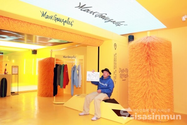 21일 아트 디렉터 마크 곤잘레스가 라이브 드로잉 쇼를 하고 있다. [사진 / 오훈 기자]