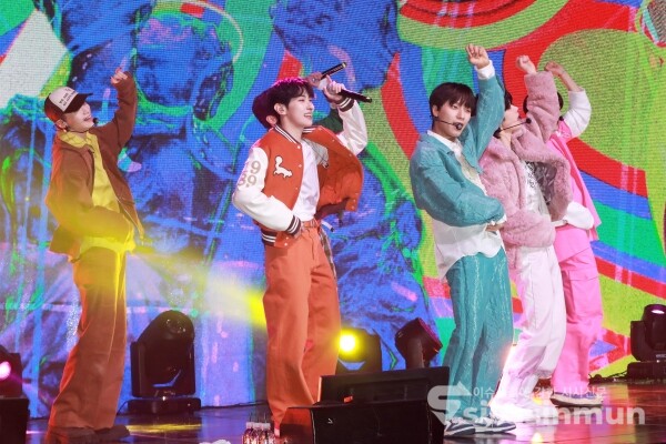 24일 그룹 블리처스가 신곡무대를 선보이고 있다. [사진 /오훈 기자]