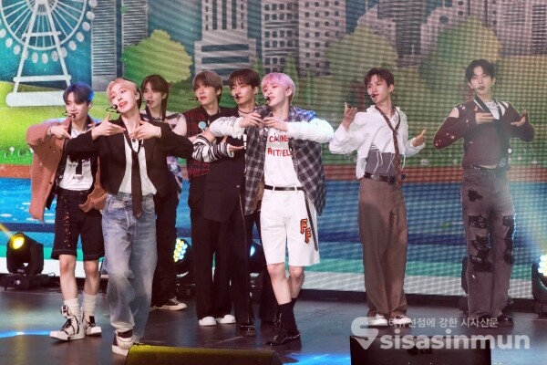 26일 그룹 이펙스가 신곡무대를 선보이고 있다. [사진 /오훈 기자]