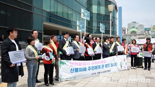 28일 소상공인연합회와 강릉시소상공인연합회 등 관계자들이 캠페인을 진행하고 있다. [사진 / 오훈 기자]