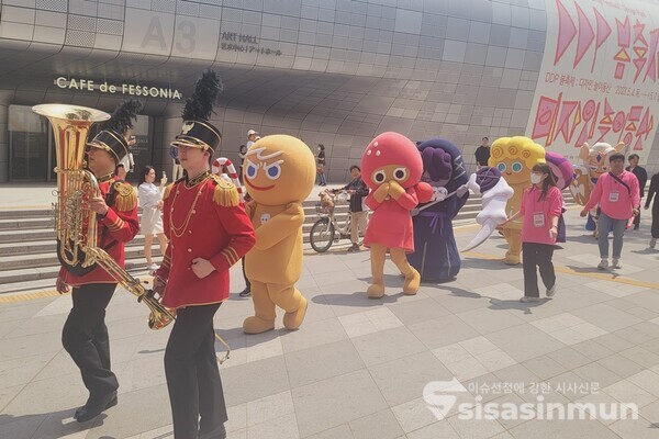 쿠키런: 킹덤 캐릭터들이 퍼레이드를 진행하고 있다. 왼쪽부터 용감한 쿠키, 딸기맛 쿠키, 감초맛 쿠키, 천사맛 쿠키, 독버섯맛 쿠키, 마들렌맛 쿠키. [사진 / 임솔 기자]